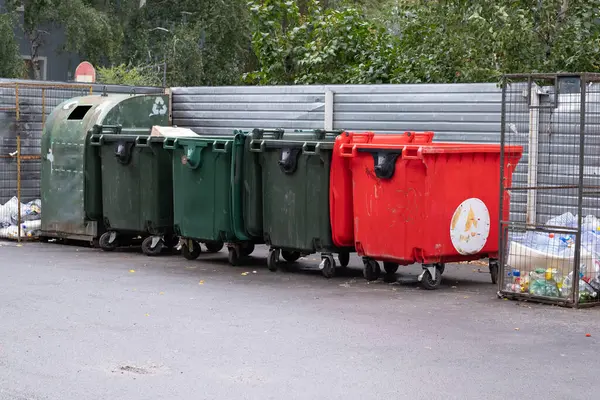 Sokaktaki çöp tenekeleri. Kentsel çevrede çöp toplama