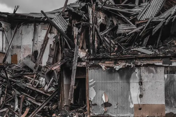 Mermi isabet ettikten sonra bina yanıp kül oldu. Savaş ve yıkım