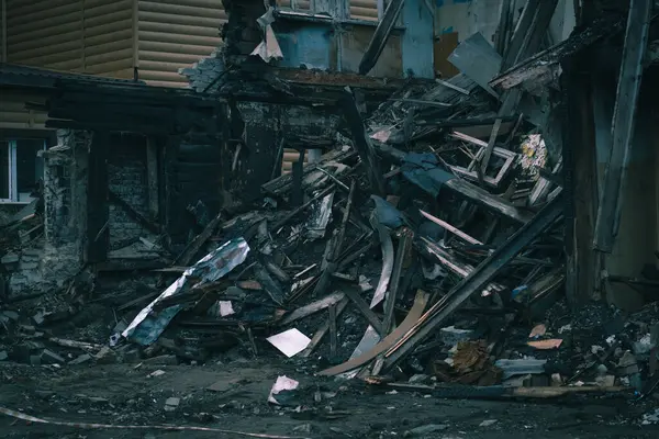 Şehirde top mermisi ve ateşle vurulduktan sonra yıkılan bina. Harap ev