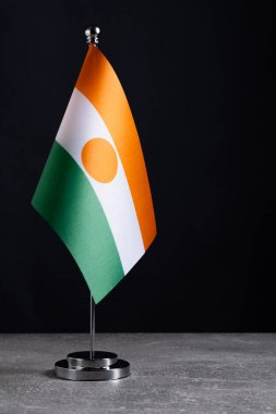 Siyah arka planda metal üzerinde Nijer masa bayrağı