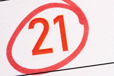 Takvimde yirmi birinci numara kırmızı işaretle daire içine alınır