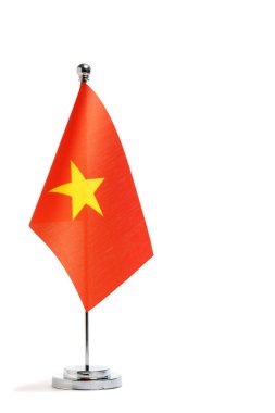 Metal bayrak direğindeki Vietnam bayrağı beyaz arka planda izole edildi