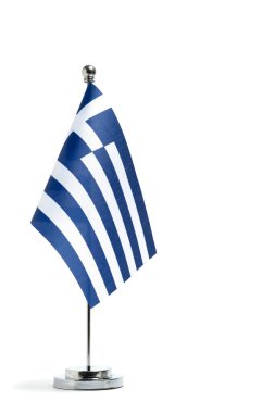 Beyaz arka planda metal bayrak direğinde masa ulusal bayrağı Yunanistan