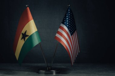 Masa bayrakları Amerika Birleşik Devletleri ve Gana Ulusal Bayrağı koyu arkaplan, siyasi konsept