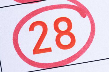 Takvimdeki 28 numara kırmızı işaretle işaretlenmiş.