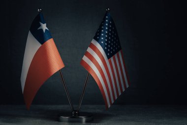 Masa bayrakları Amerika Birleşik Devletleri ve Şili Ulusal Bayrağı koyu arkaplanda