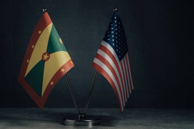 Masa bayrakları Amerika Birleşik Devletleri ve Grenada bayrağını koyu arkaplanda