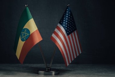 Koyu arkaplanda Amerika ve Etiyopya Bayrağı