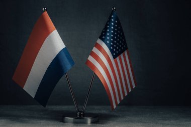 Koyu arkaplanda Amerika ve Hollanda Ulusal Bayrağı