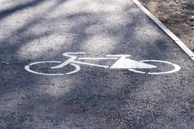 Asfalt yolda bisiklet tabelası. Yolda bisiklet yolu