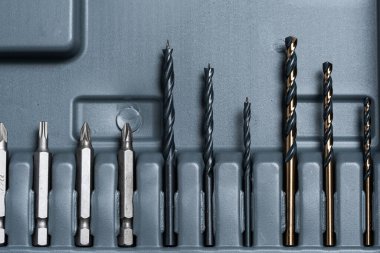 Metal ve ahşap matkaplar ve vidaları sıkmak için parçalar.