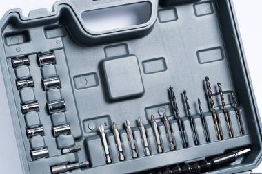 Fındıklar için başlıklar ve tahta ve metal matkaplarla vidalar.