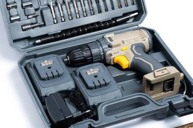 Kablosuz matkap tornavida ve valizdeki matkaplar ve başlıklar.