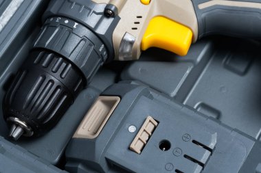 Elektrikli tornavida ve çıkarılabilir pil kapanışı