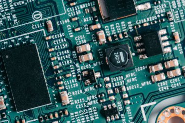 Elektronik devre kartı kapanıyor. Elektronik donanım teknolojisi. Anakart dijital çip. Teknoloji bilim geçmişi