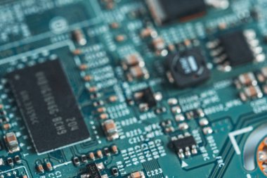 Mikro devreli elektronik devre kartına yakın çekim. Teknoloji geçmişi