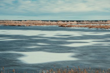 Baharın başında donmuş göl. Baharın başlarında, ilk ılık günlerde