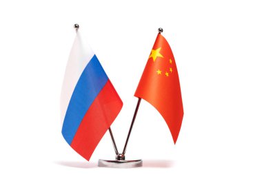 Beyaz arka planda Rusya ve Çin bayrakları. Ülkeler Birliği