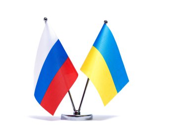 Beyaz arkaplanda Rusya ve Ukrayna 'nın masa bayrağı
