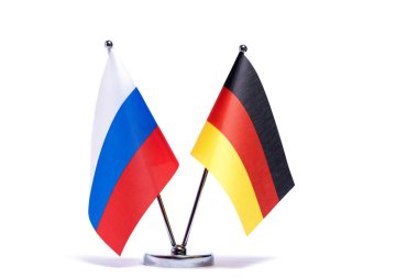 Beyaz arkaplanda Rusya ve Almanya 'nın masa bayrağı