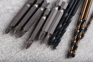 Gri taş arka planda farklı matkap uçları var. Yapı araçları