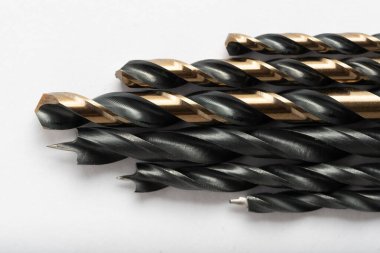 Beyaz arkaplan görünümünde metal ve ahşap matkaplar