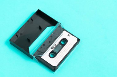 Yeşil arkaplanda eski model ses kaseti