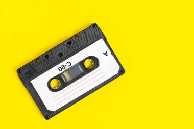 Sarı arka planda eski model ses kaseti