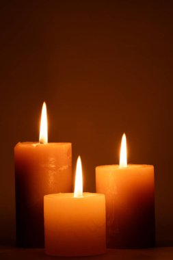 Koyu arkaplanda mumlar yakılıyor