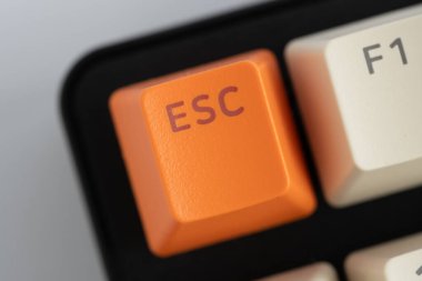 Bilgisayar klavyesindeki turuncu esc düğmesini kapat
