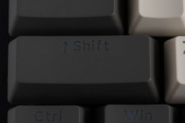 Klavyede kaydırma tuşu, gri renge yakın çekim