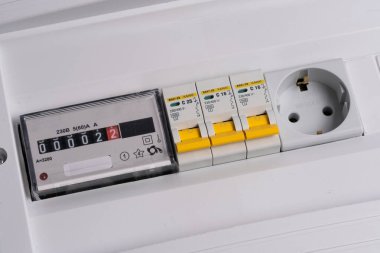 Elektrik sayacı ve beyaz kalkanlı otomatik bağlantı kesme makineleri