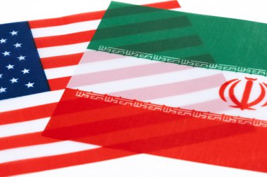 Beyaz arka planda Usa ve İran bayrakları, yakın plan