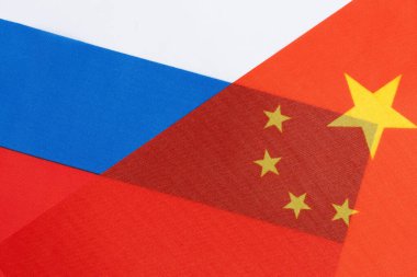 Çin ve Rusya ulusal bayrakları bir arada, işbirliği ve ortaklığın sembolü