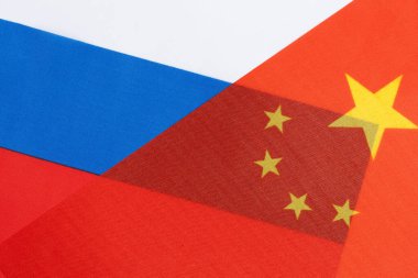 Çin ve Rusya ulusal bayrakları bir arada, işbirliği ve ortaklığın sembolü