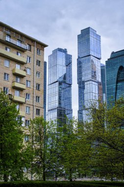 Moskova 08 Mayıs 2023 'te eski tuğladan yapılmış binalarla Moskova' nın yansıtıcı cam cepheli modern gökdelenler arasındaki kontrastı yakaladı.