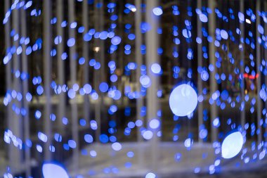 Mavi ışıklar arka planda. Noel ve Yeni Yıl kavramı