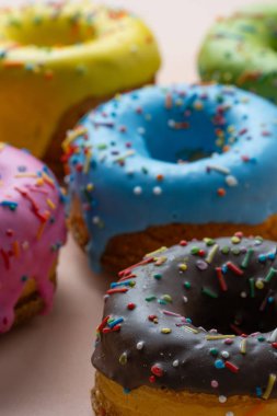 Rengarenk arkaplanlı lezzetli çörekler.