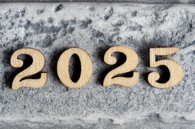 Taş zeminde 2025 numaralı ahşap. Yeni yıl konsepti