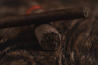 Küba puroları ahşap masada, yakın plan. Seçici odak