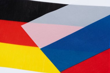 Arkaplanda Almanya ve Rusya bayrağı var. Yakın çekim.