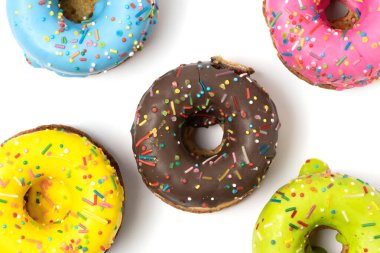 Beyaz arkaplanda izole edilmiş renkli donutlar, üst görünüm