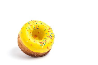 Beyaz zemin üzerinde sarı kremalı çörek izole edilmiş.