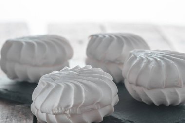 Beyaz zephyr tahtada. Seçici odak