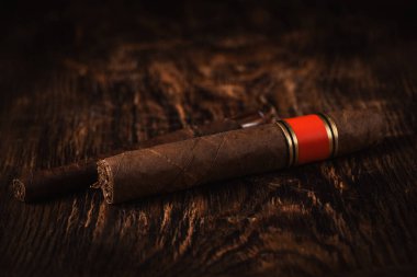 Eski ahşap masada puro. Klasik stil tonlu resim