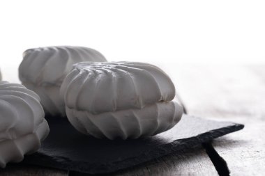 Beyaz arkaplanda siyah levhada beyaz şekerlemeler