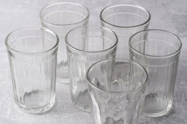 Gri arka planda boş bardaklar, yakın plan. Metin için boşluk