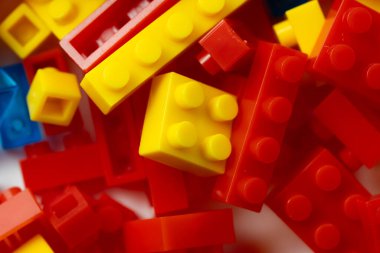 Plastik yapı blokları kapanıyor. Tasarım için soyut arkaplan ve doku