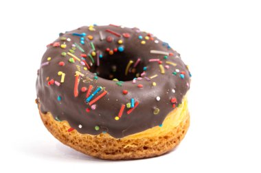 çörek çikolata sır ve beyaz arka plan üzerinde izole sprinkles ile