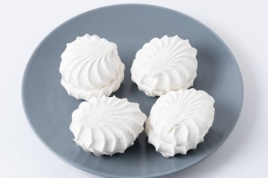 Beyaz arkaplanda gri plaka üzerine beyaz zephyr